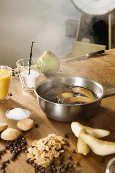 In koffie gepocheerde peer met bitterkoekjes en vanille-sabayon