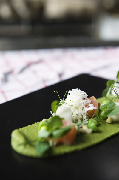 Crème van tuinerwtjes met gemarineerde zalm roomijs van schapenmelk en lichtgerookte jonge schapenkaas