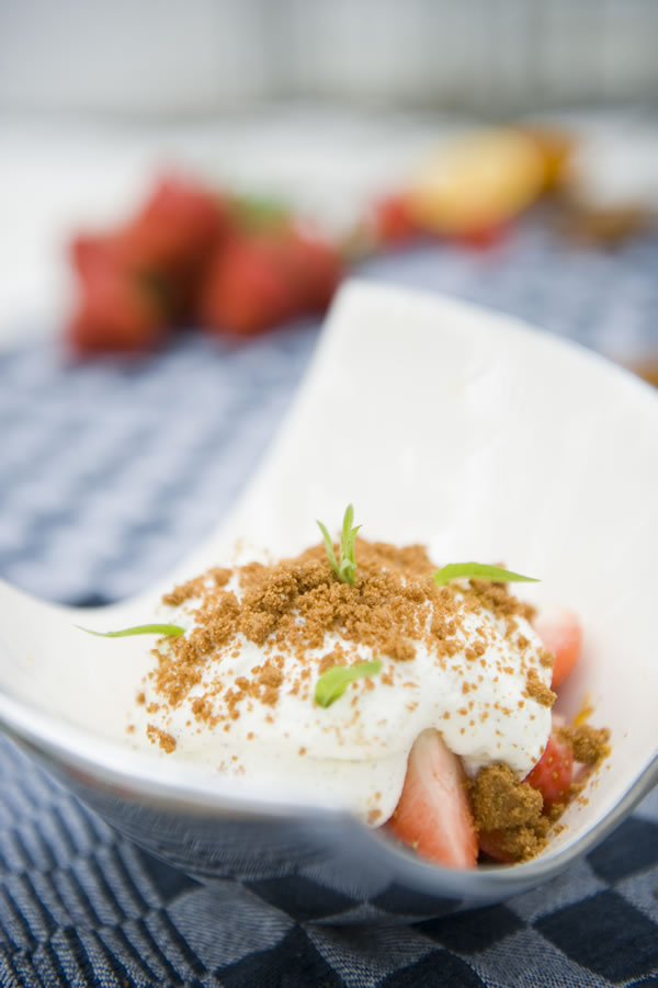 Aardbeien met verse mascarpone en kandijkoek