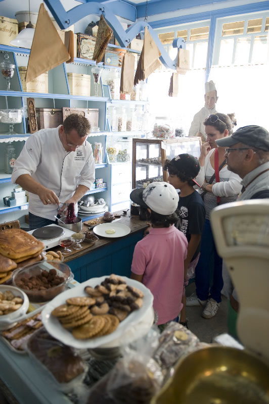 Onno Kokmeijer in de winkel van De Oude Bakkerij Onno Kokmeijer in de winkel van De Oude Bakkerij