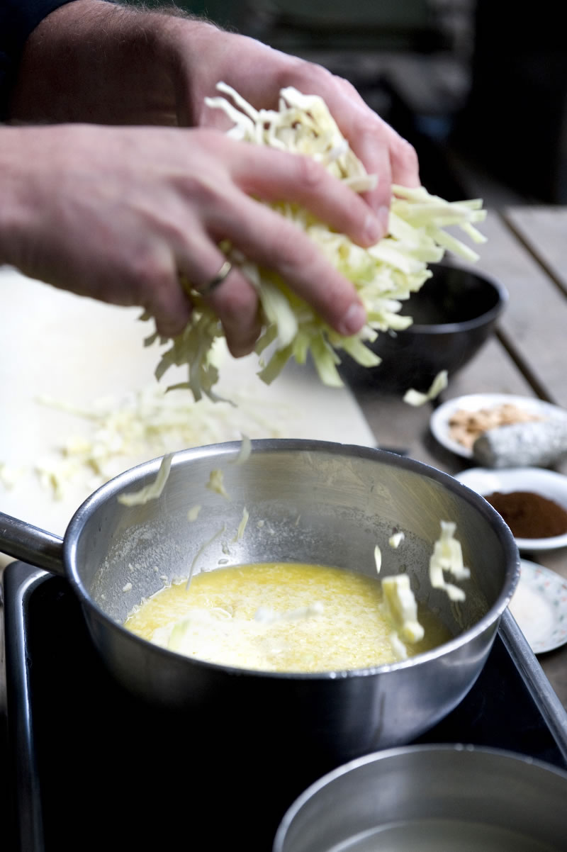 Westfriese tafel afl. 21 - Cremesoep van spitskool met geitenkaas, koffie en amandel