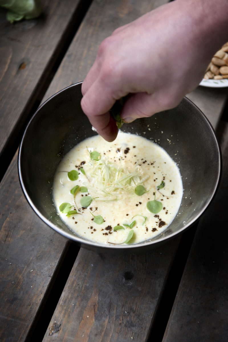 Westfriese tafel afl. 21 - Cremesoep van spitskool met geitenkaas, koffie en amandel