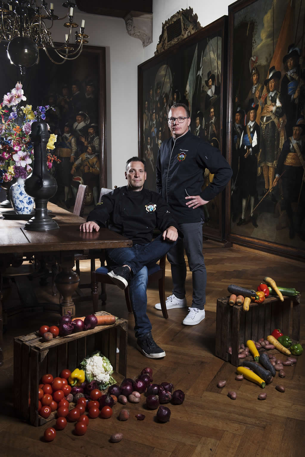 Gouden Eeuw Diner met Onno Kokmeijer (staand) en Erwin Hendriks in Westfries Museum - Foto Westfriese Tafel - Duco de Vries